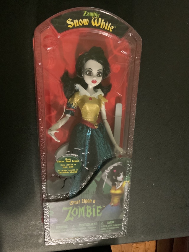NEW in box - Zombie Snow White Doll - photo 4