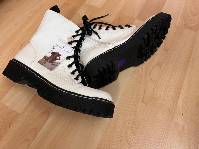Brand NEW White Ankle Lug Boots Women Size 8.5 Sincerely Jules - photo 5