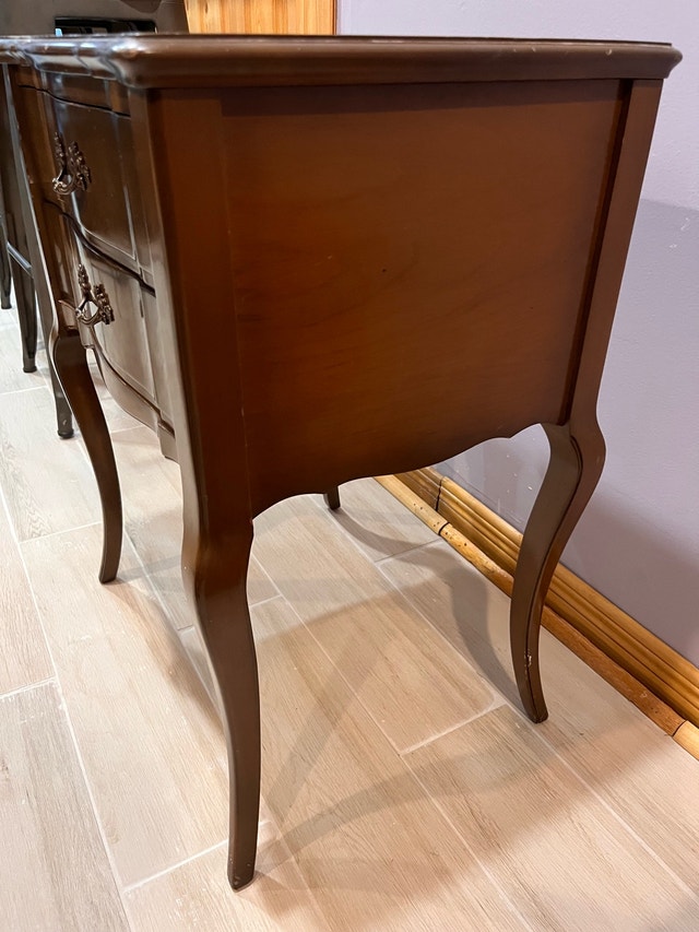 Vintage French Provincial Side Table 15”x20”x26” Solid Wood - photo 2
