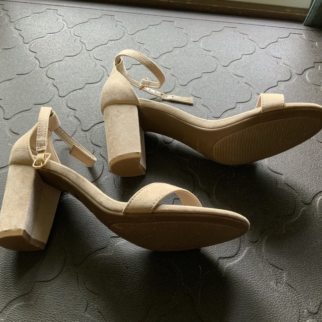 Brand NEW Dream Pairs Block Heels Size 6.5 Beige - photo 3