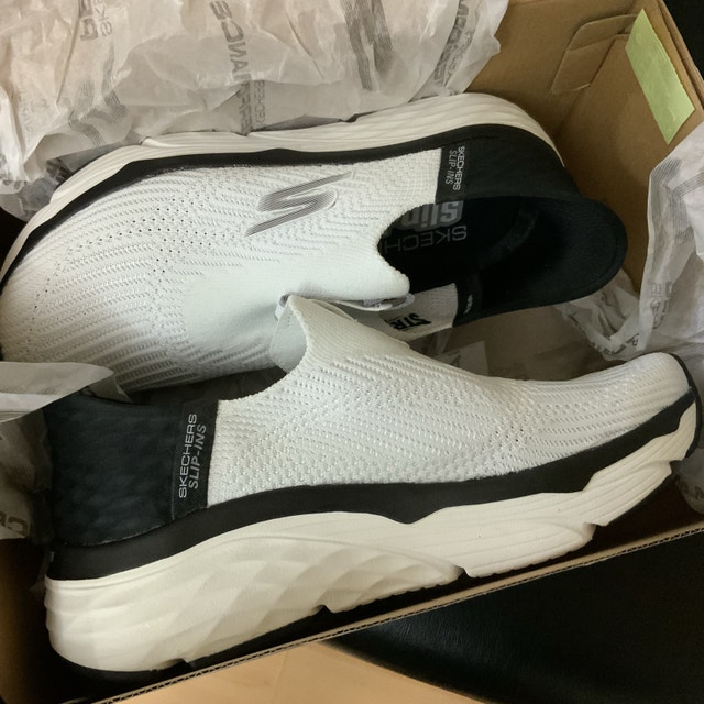 Brand NEW Sketchers Women Size 6 Slip-on Sneaker White