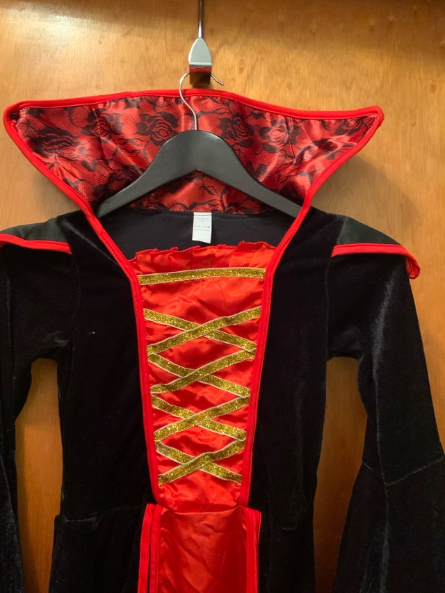 Brand NEW Vampire Queen Costume — Girls Medium Size