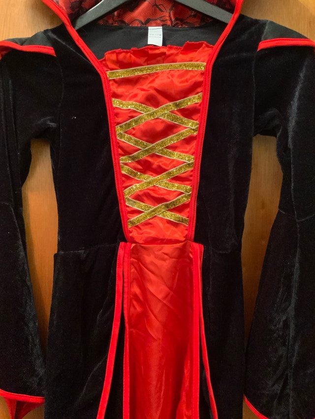 Brand NEW Vampire Queen Costume — Girls Medium Size - photo 2