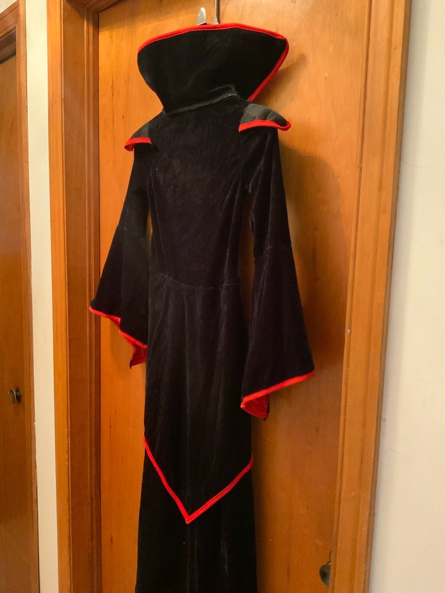 Brand NEW Vampire Queen Costume — Girls Medium Size - photo 4