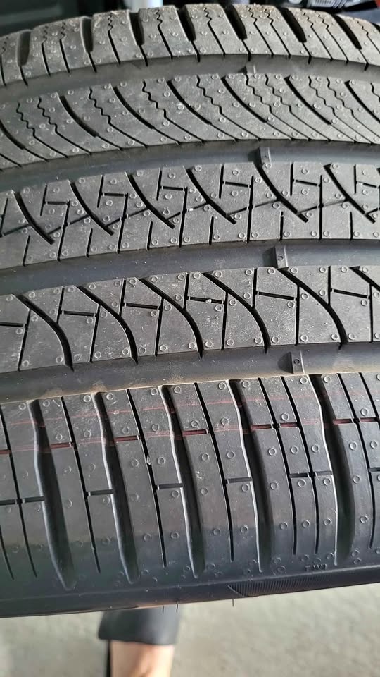 Pirelli P-Zero All Season 285/40/20 Tire
