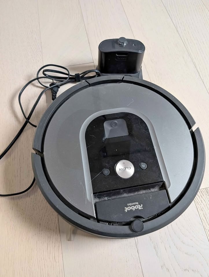 iRobot Roomba Robot Vacuum w/ Dock