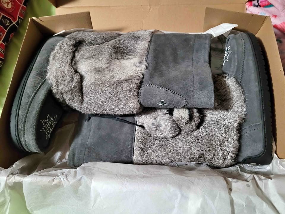 Brand new Size 11 women's Manitobah Mukluks