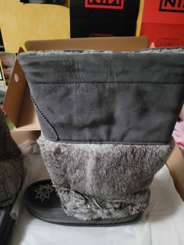 Brand new Size 11 women's Manitobah Mukluks - photo 3