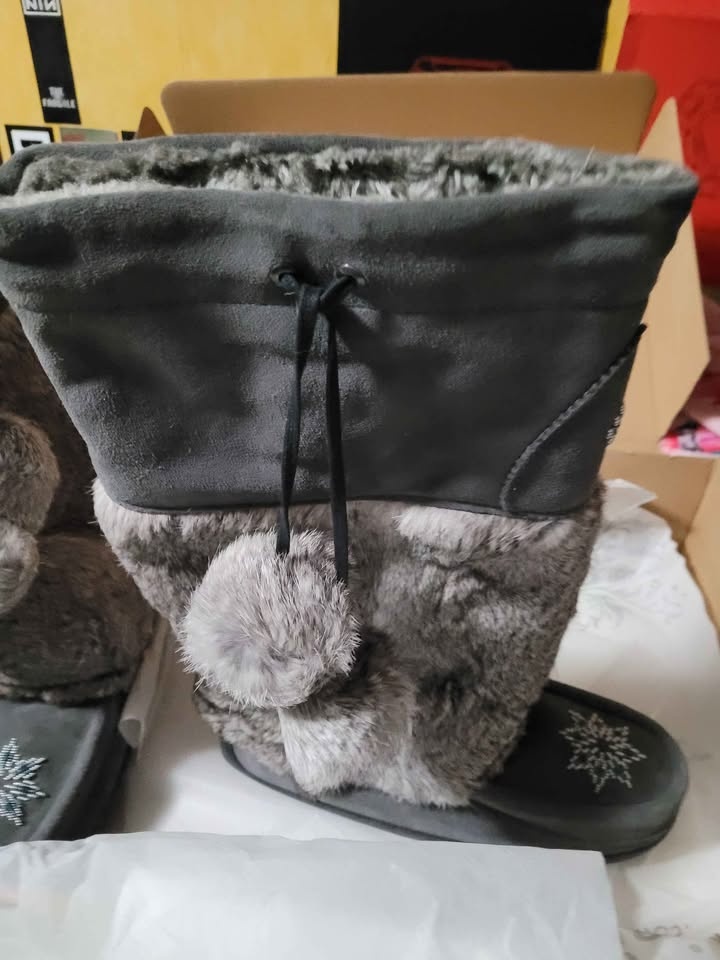 Brand new Size 11 women's Manitobah Mukluks - photo 4