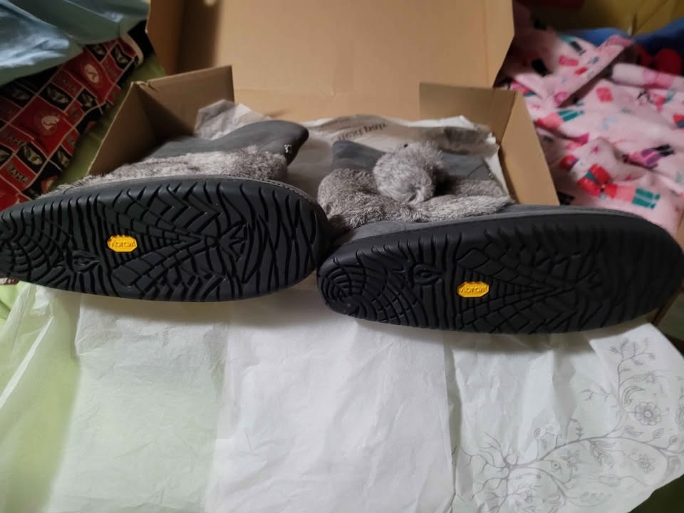 Brand new Size 11 women's Manitobah Mukluks - photo 5