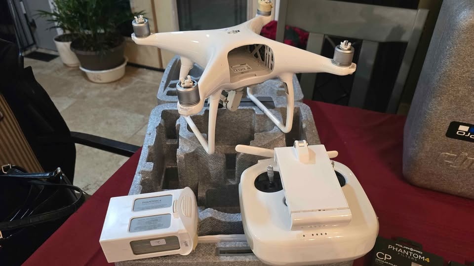 Phantom 4 Drone and Spare Parts - photo 5