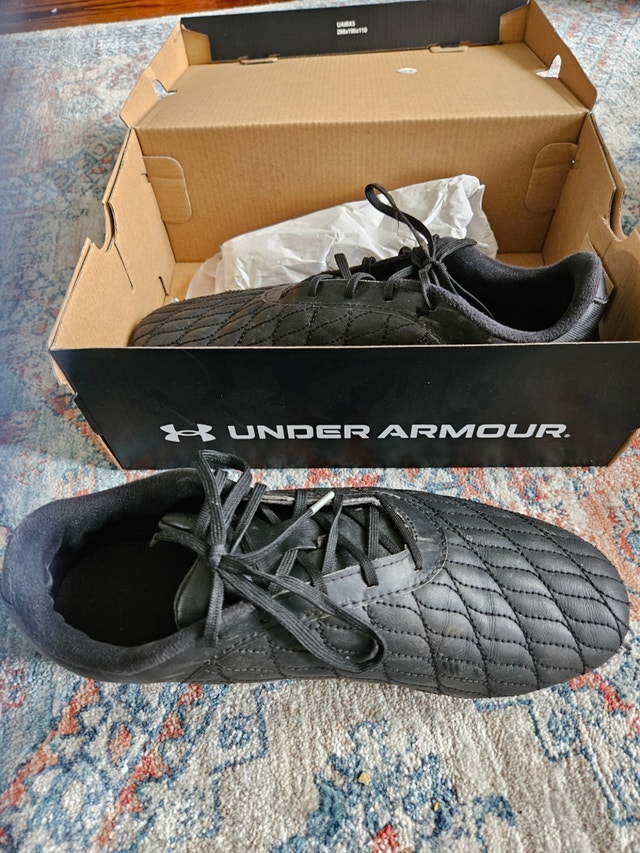 Mens/boys soccer shoes - Under Armour size 9