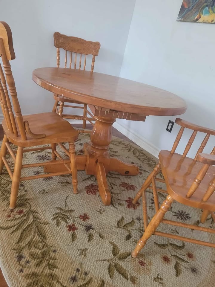 Real wood table and 3 chairs - photo 5