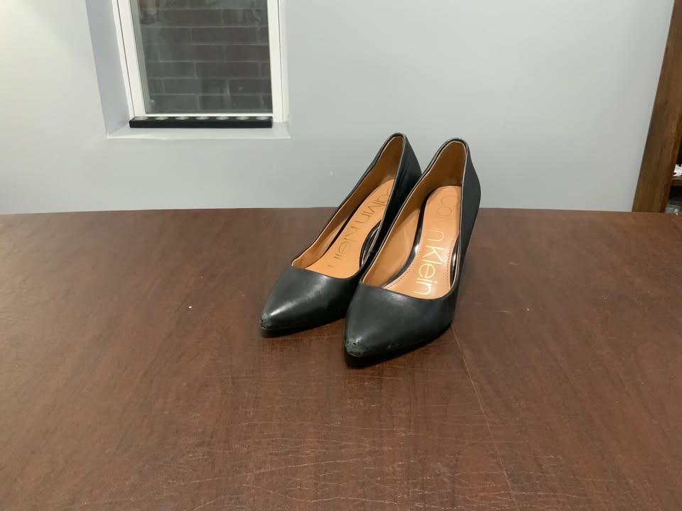 Calvin Klein Kirstin Black Leather Pointed Toe Pumps Women's 6 - photo 2