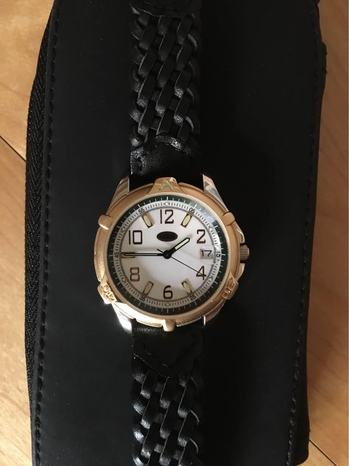 Brand New Unisex GUESS Gold/Silver Watch w/Black Leather Strap & - photo 4