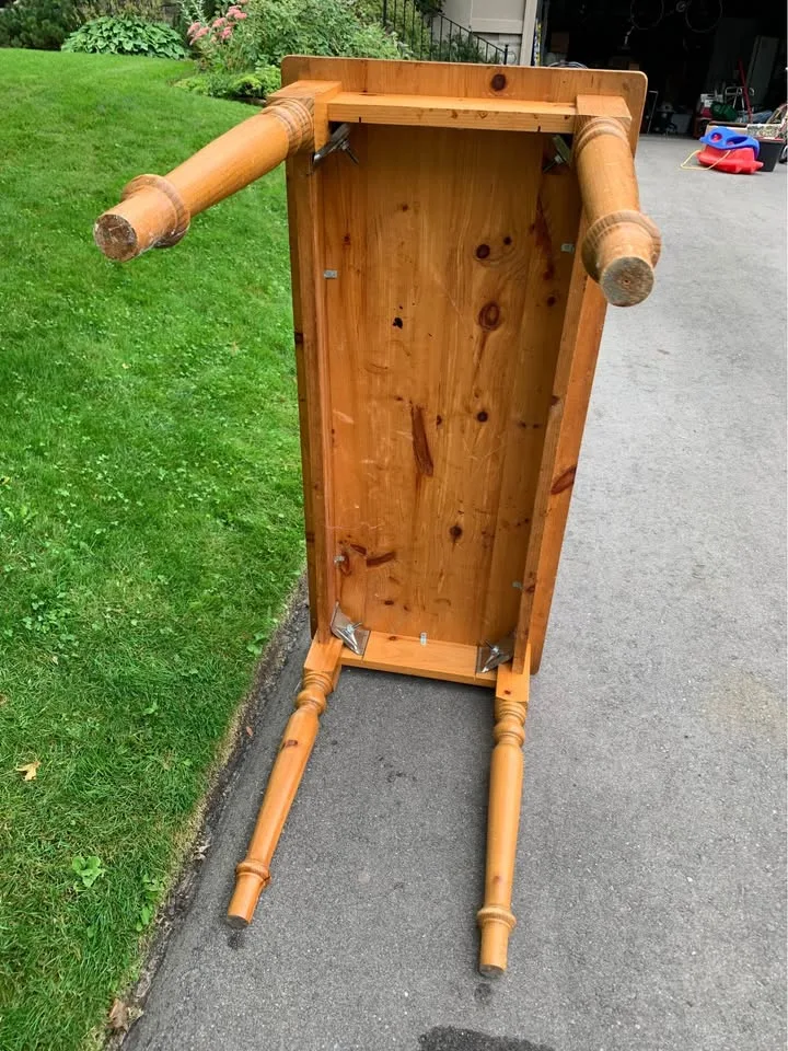 Pine Table Well Made image indicator(4)