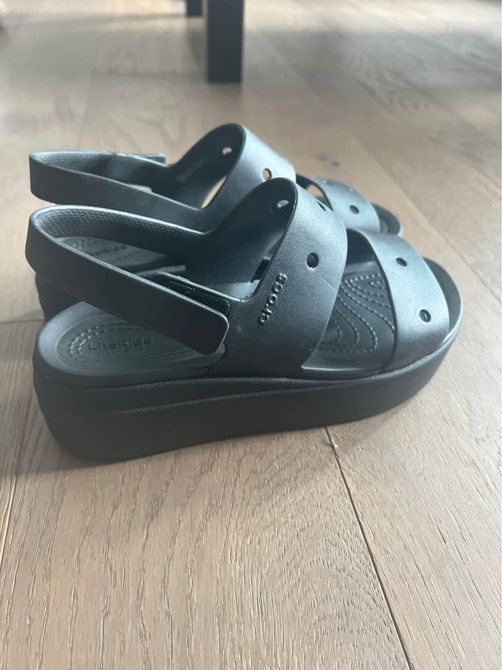 Crocs Brooklyn 4U Sandals (Size 5 and 6) - photo 2
