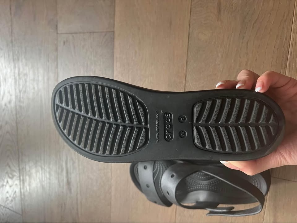 Crocs Brooklyn 4U Sandals (Size 5 and 6) - photo 3