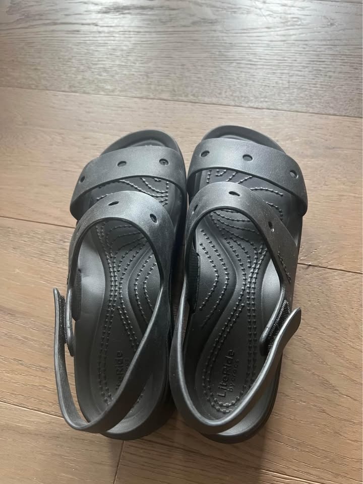 Crocs Brooklyn 4U Sandals (Size 5 and 6) - photo 4