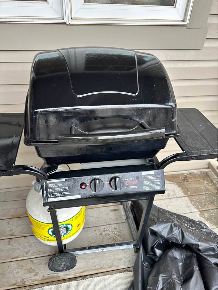 Master Chef 280 2-Burner Propane BBQ Grill
