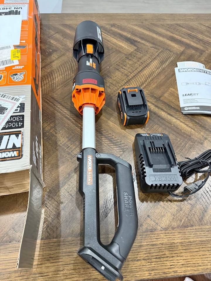 Worx Nitro LeafJet 20V Blower w/ Battery & Charger