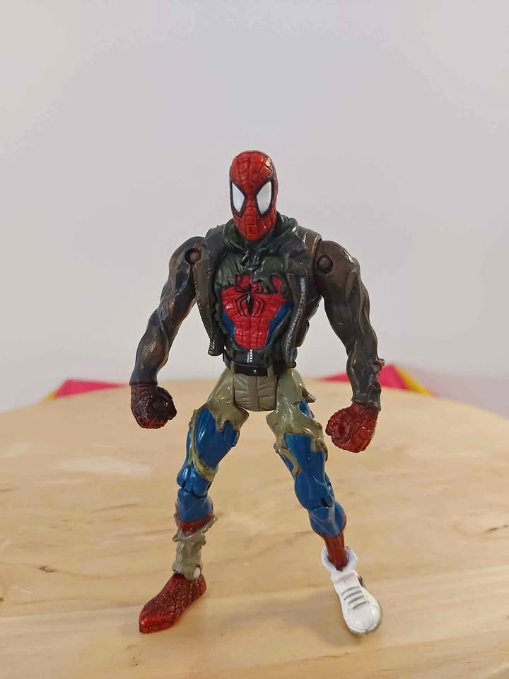 Vintage Disney Marvel Toybiz Spiderman Battle Damaged Action Fig