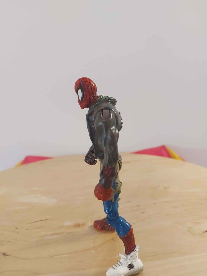 Vintage Disney Marvel Toybiz Spiderman Battle Damaged Action Fig - photo 2