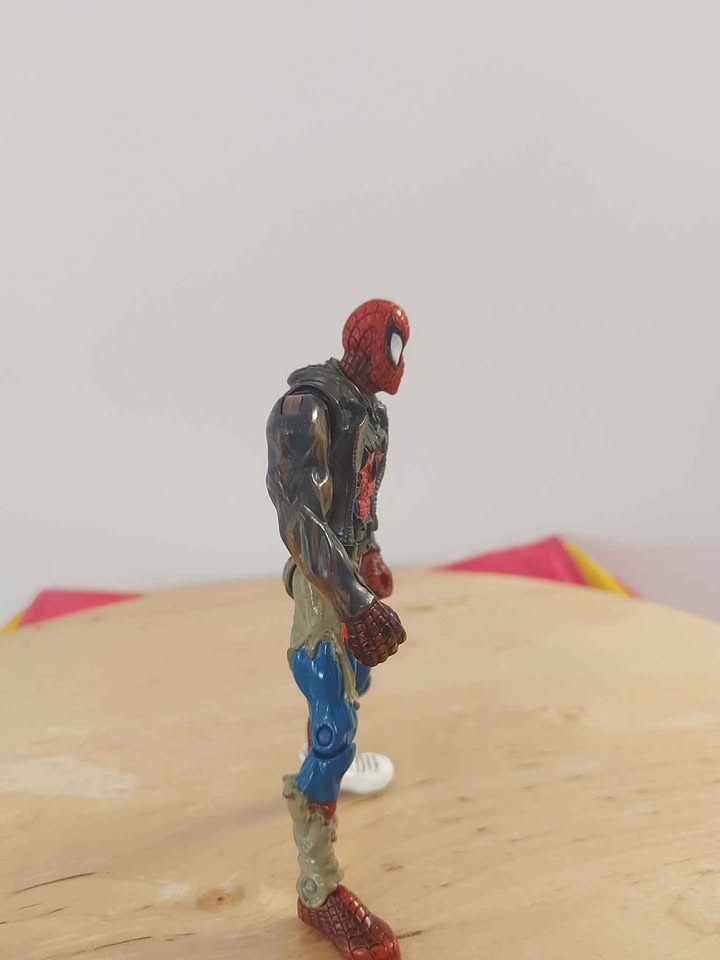 Vintage Disney Marvel Toybiz Spiderman Battle Damaged Action Fig - photo 3