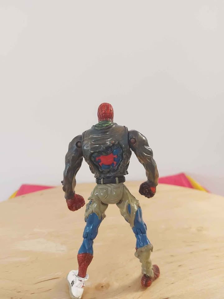Vintage Disney Marvel Toybiz Spiderman Battle Damaged Action Fig - photo 4