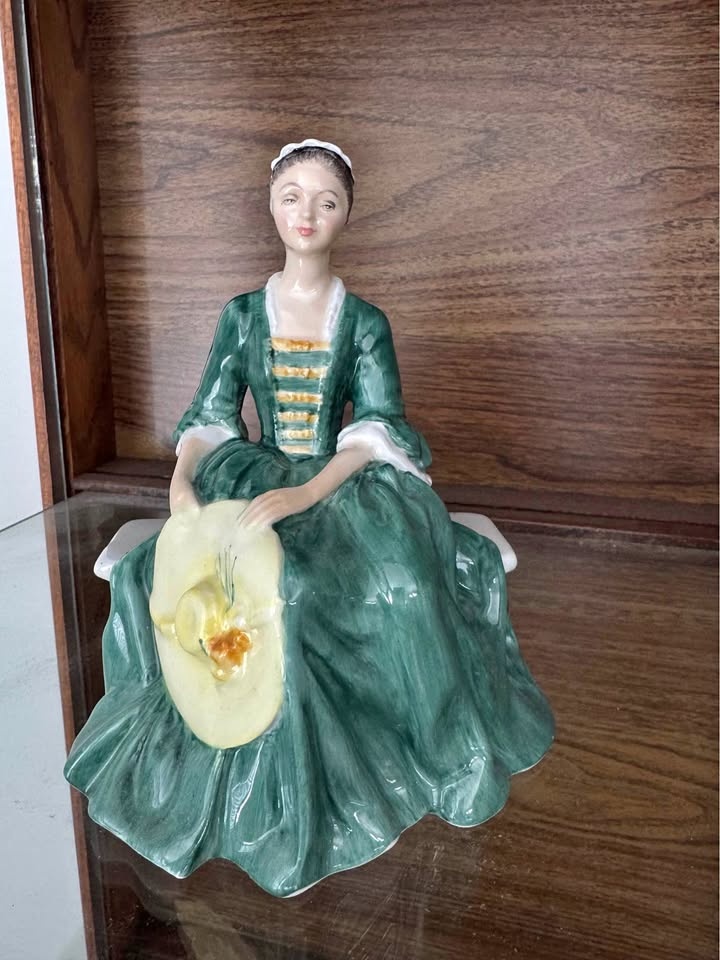 Royal Doulton Figurine: A Lady from Williamsburg (HN2228)