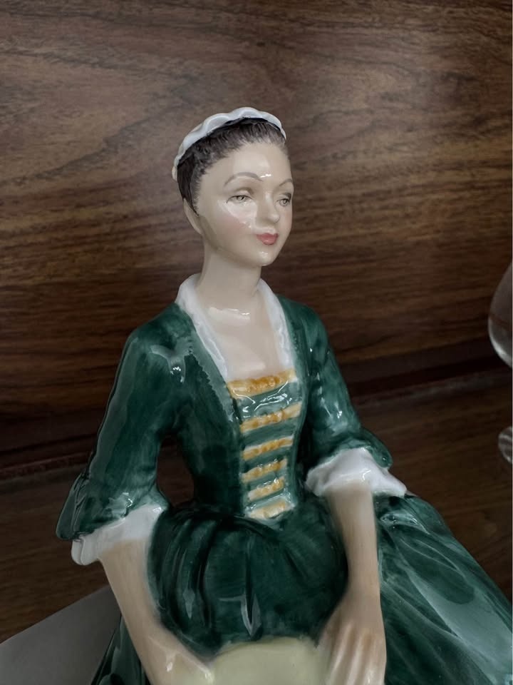 Royal Doulton Figurine: A Lady from Williamsburg (HN2228) - photo 2