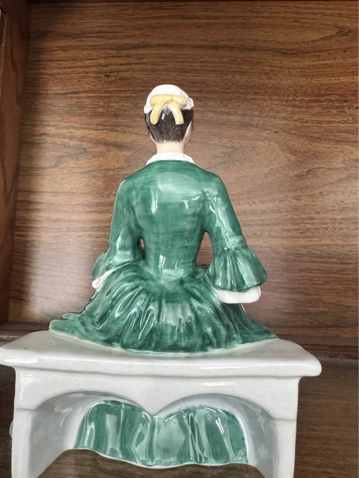 Royal Doulton Figurine: A Lady from Williamsburg (HN2228) - photo 4