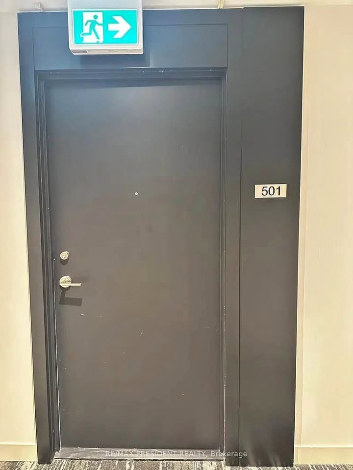 Master Bedroom for Rent | Near Dundas | Private Bathroom | Furni
