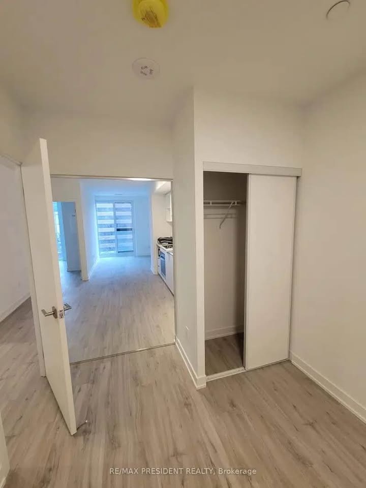 Master Bedroom for Rent | Near Dundas | Private Bathroom | Furni - photo 2