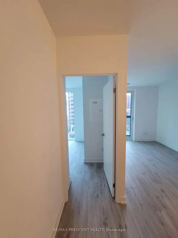 Master Bedroom for Rent | Near Dundas | Private Bathroom | Furni - photo 3