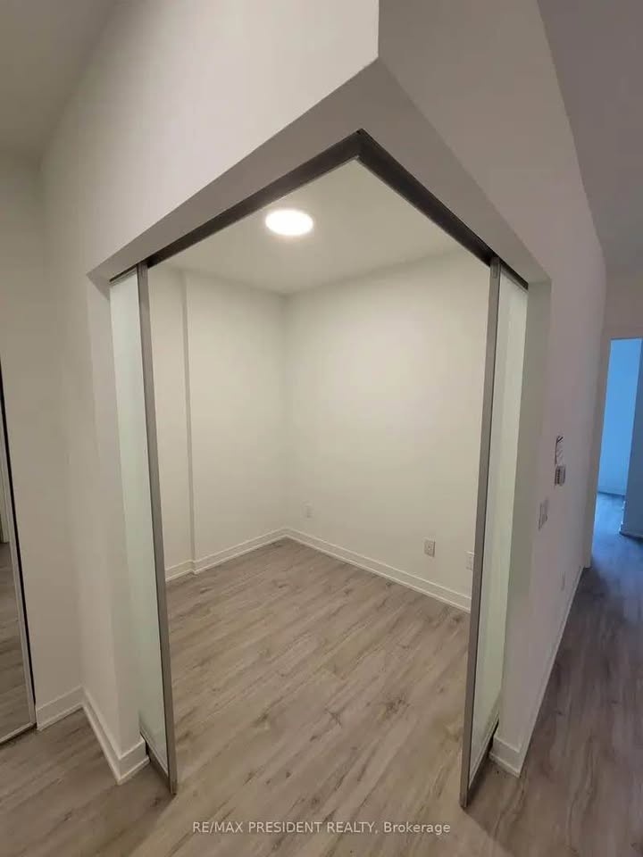 Master Bedroom for Rent | Near Dundas | Private Bathroom | Furni - photo 4