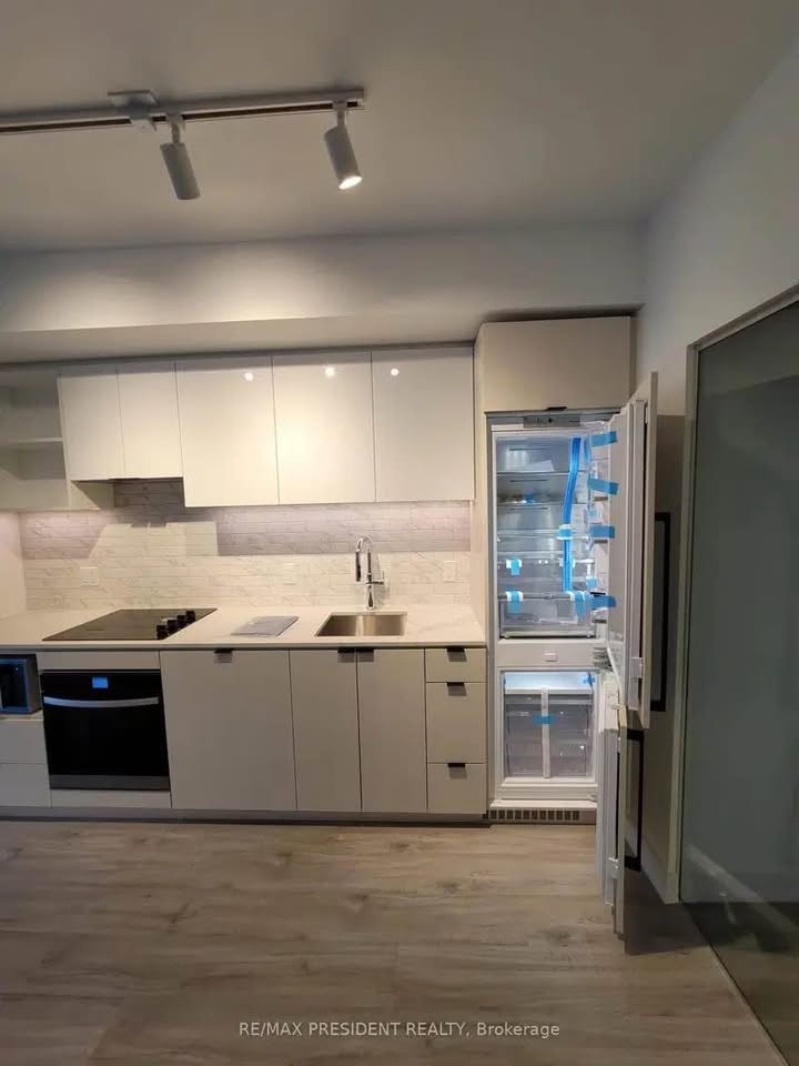 Master Bedroom for Rent | Near Dundas | Private Bathroom | Furni - photo 5