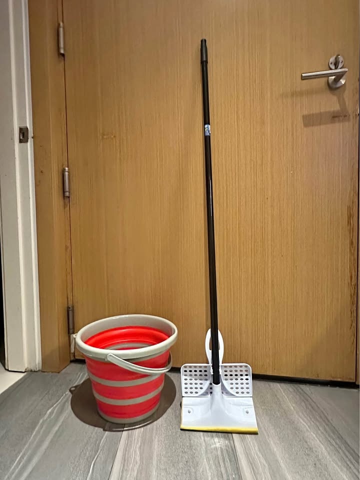 Mop and collapsible bucket
