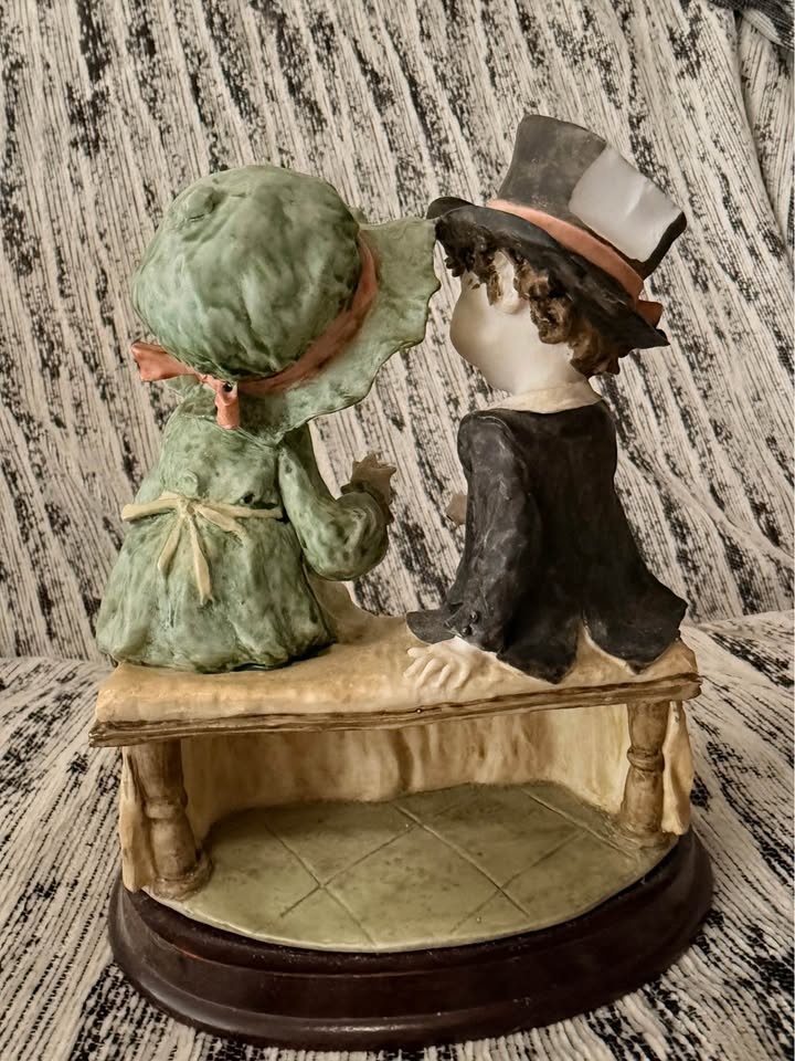 Vintage Collectors Edition Figurine – Amoretto Couple on Bench - photo 2