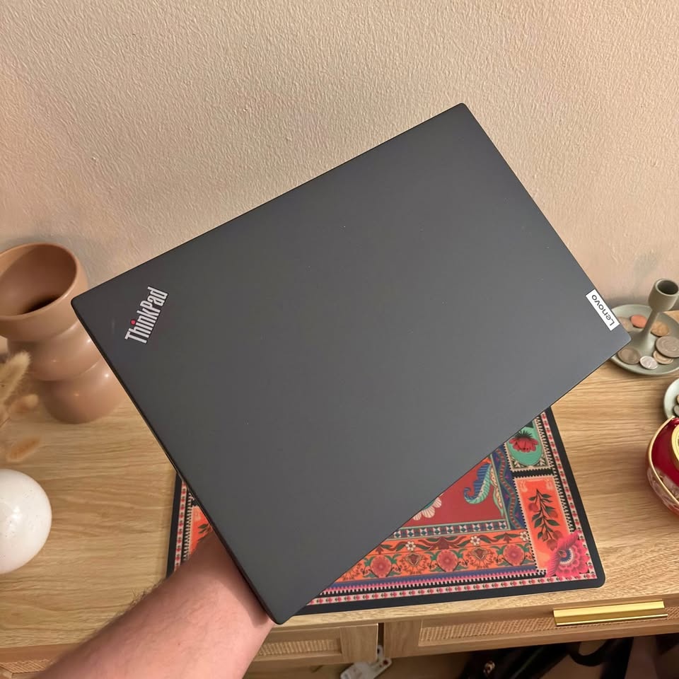 Lenovo T14s - i7 11th Gen - 16/256 GB - Magnesium Chassis