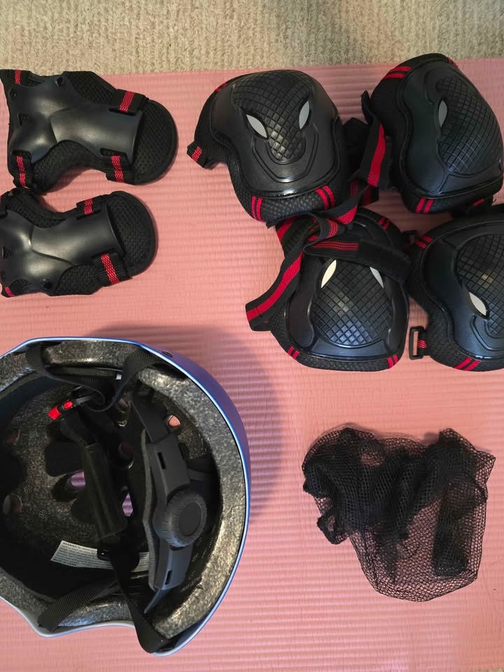 Protective Gear Set - Blue Helmet & Black Pads - photo 2