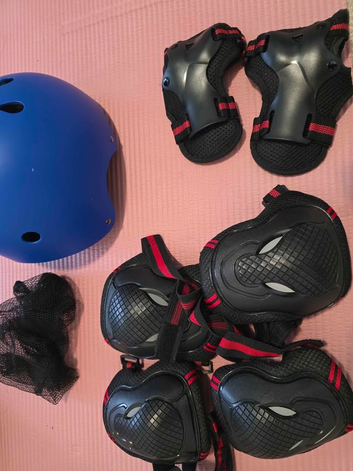 Protective Gear Set - Blue Helmet & Black Pads - photo 3