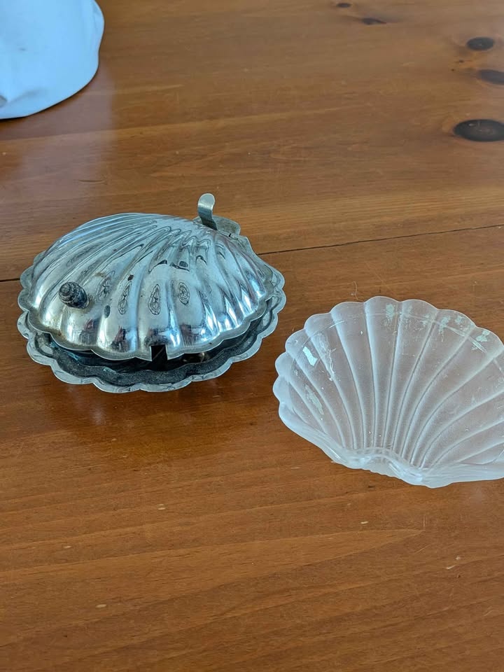 Vintage Clamshell Ashtray - photo 3