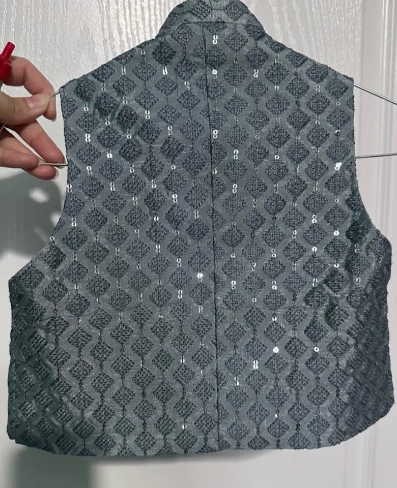 Grey vest coat outfit - photo 4