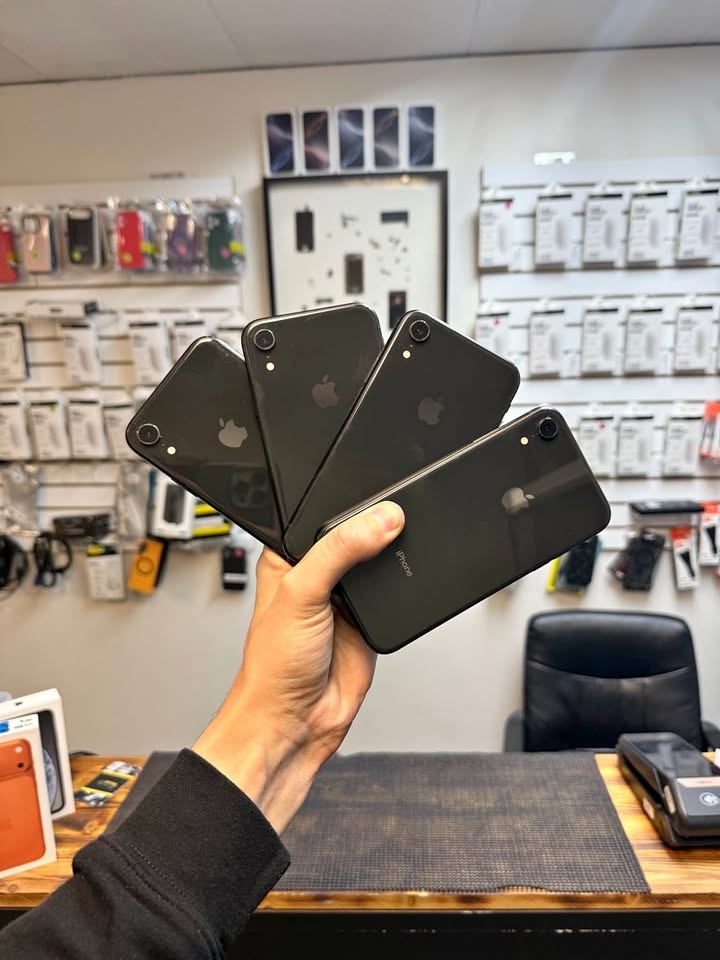 iPhone XR 64GB Unlocked 100% Battery