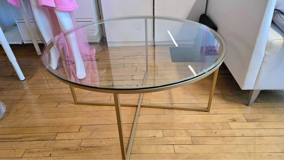 Welwick Designs 36-inch Clear/Gold Round Glass Coffee Table - photo 4