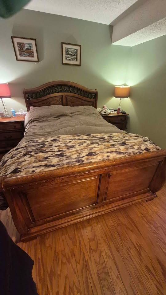 Queen Solid Oak Bedroom Set - Headboard, Footboard, Bedframe, 2 - photo 5