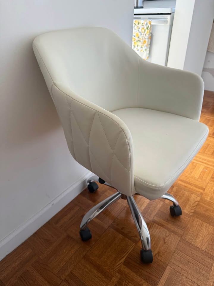 Stylish Cream Office Chair - Excellent Condition - photo 2