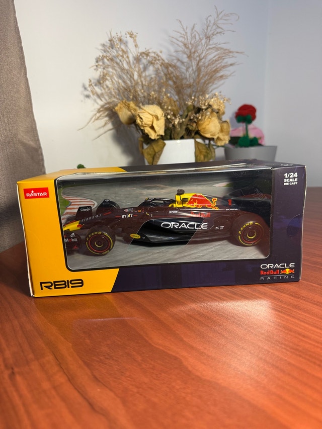 1:24 Red Bull RB19 F1 Car Diecast Model - Rastar (New)