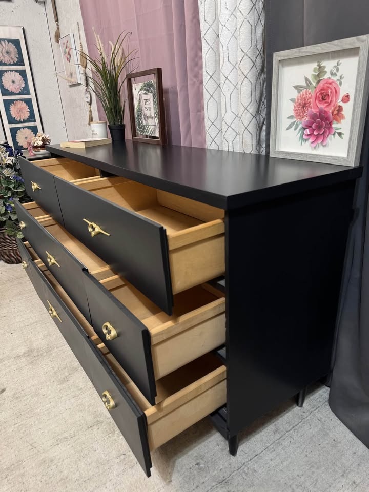 Dresser for sale in excellent condition- refinished - photo 2